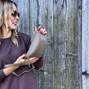 Beżowa skórzana torebka typu nerka