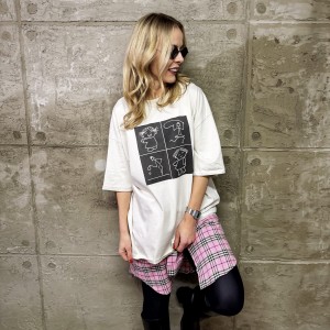 Beżowy długi t-shirt oversize z aplikacją