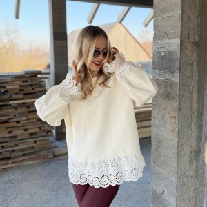 Śmietanowa bluza z koronkowym wykończeniem