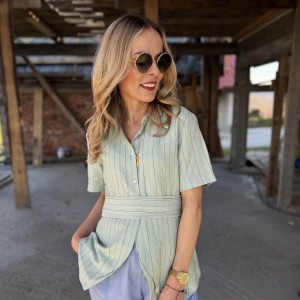 Miętowa taliowana koszula w paski