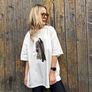 Śmietankowy długi t-shirt z aplikacją