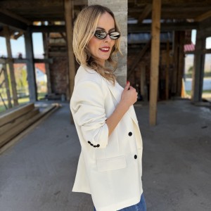 Śmietankowa dwurzędowa marynarka