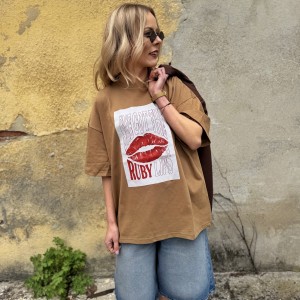 Karmelowy długi t-shirt z ustami