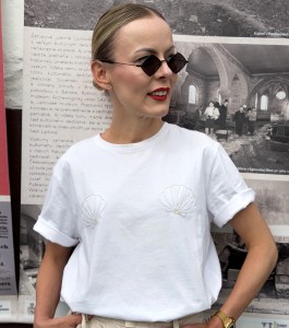 Biały t-shirt z muszelkami 