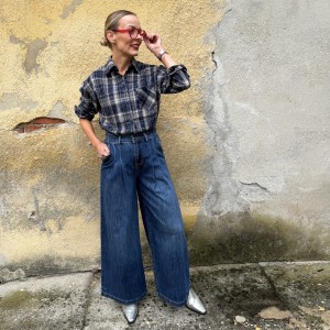 Granatowe miękkie jeansy z szeroką nogawką