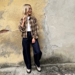 Granatowe spodnie jeansowe z przeszyciami